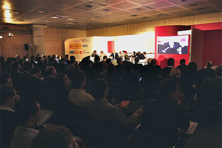 Las salas de las mesas redondas han tenido que aumentar su capacidad ante el gran número de asistentes